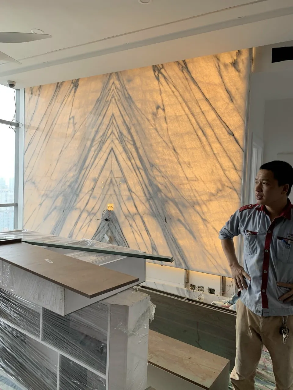 thi công lắp đặt tranh đá xuyên sáng