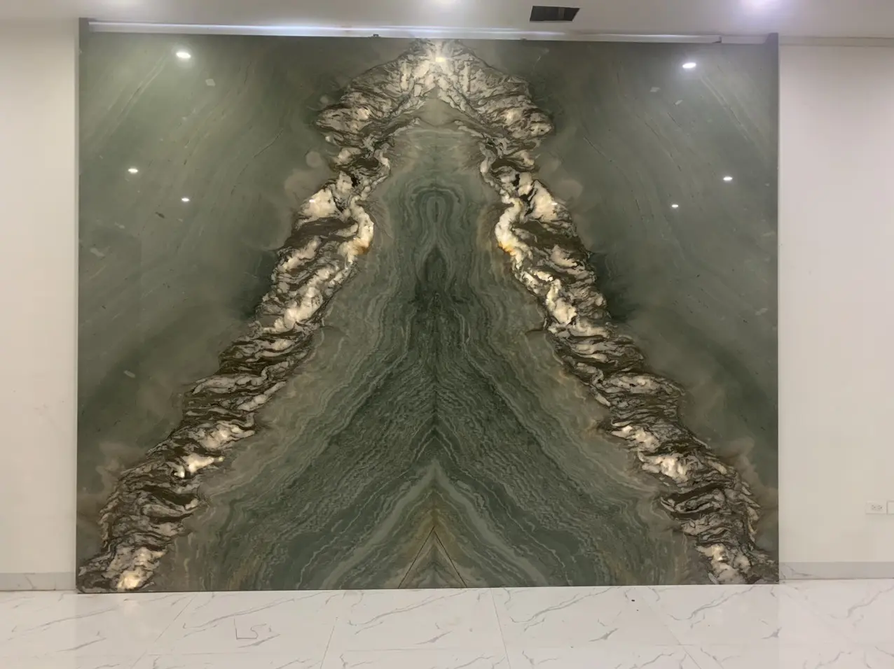 thi công lắp đặt tranh đá thạch anh